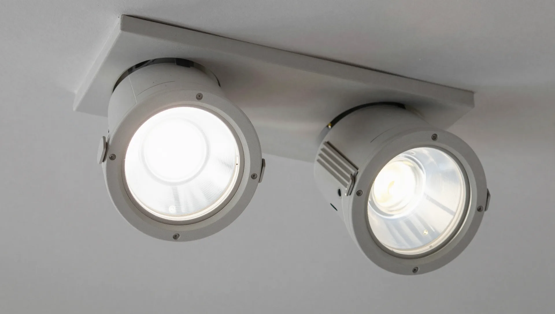 Montierte LED-Spots im Deckendetail